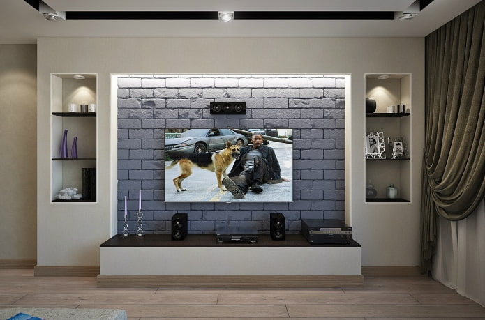 Fernseher in einer Nische mit Hintergrundbeleuchtung im Innenraum