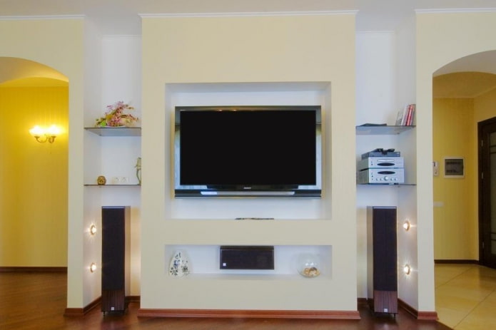 TV na may mga speaker sa isang angkop na lugar sa interior