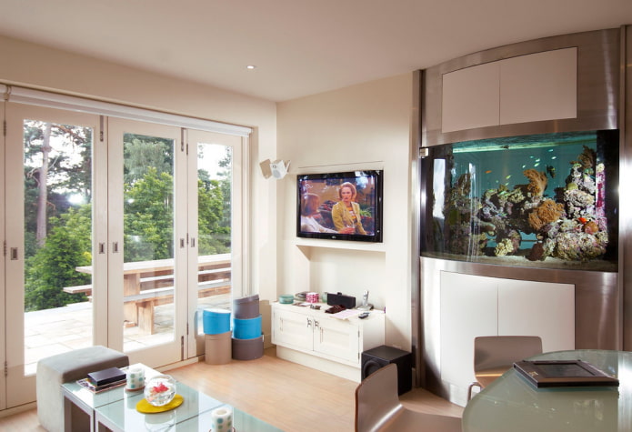 Fernseher in einer Nische mit einem Aquarium im Innenraum