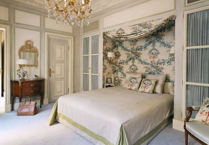 Nische mit Bett im Innenraum im klassischen Stil