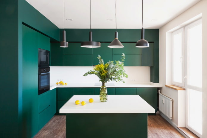 grüne Küche in einer Nische im Innenraum