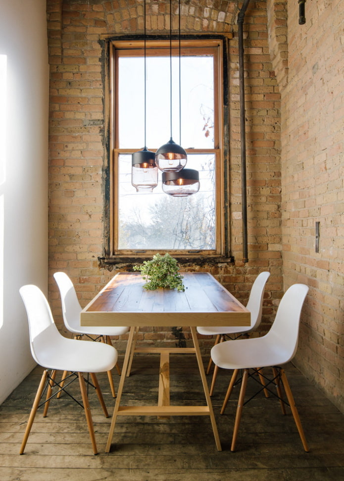 étkezőasztal loft stílusú belső térben