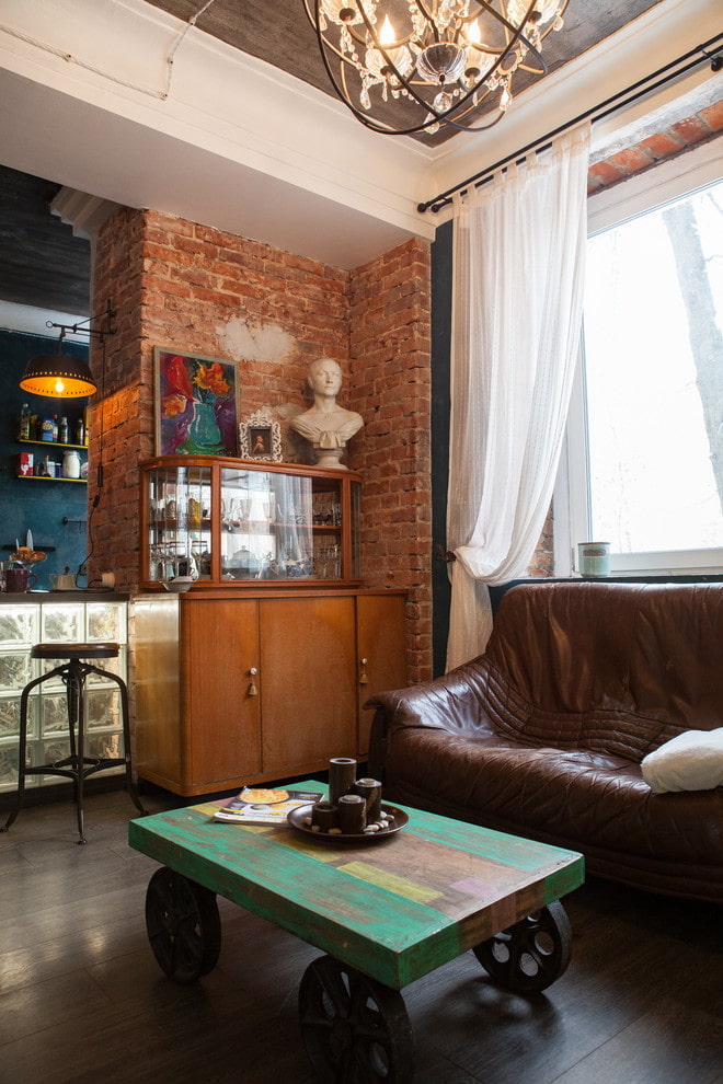 dohányzóasztal loft stílusú belső térben
