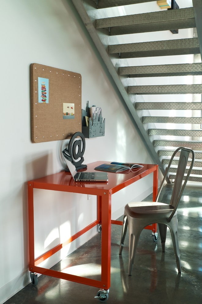 számítógép asztal a belső térben a loft stílusban