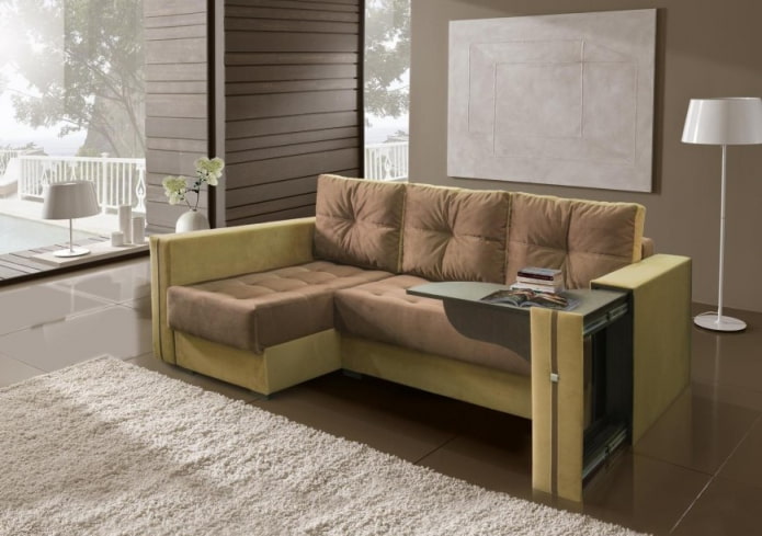 ausziehbare Tischplatte im Sofa integriert