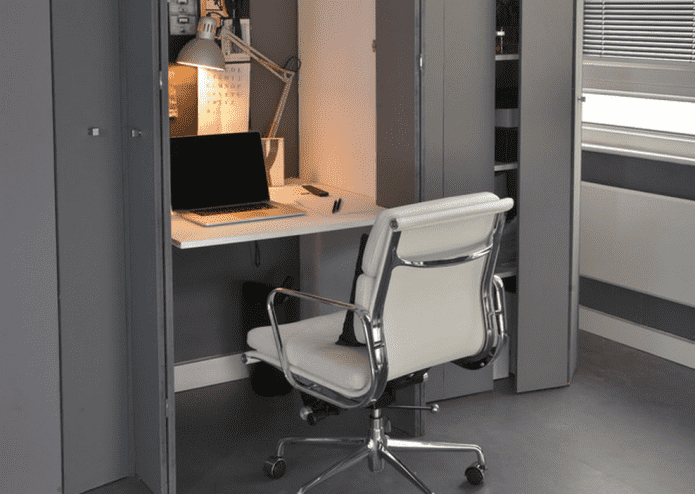 ausziehbarer Arbeitstisch im Kleiderschrank integriert