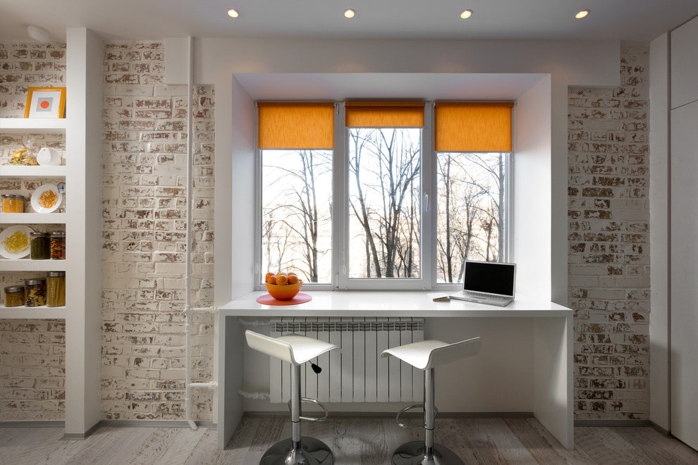 Ablakpárkány asztal: típusok, anyagok, tervezési ötletek, formák, fotók a belső térben
