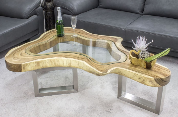 fából készült asztal, üvegbetétekkel a belső térben