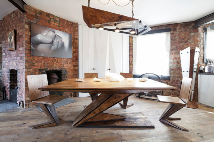 fából készült asztal loft stílusú belső térben