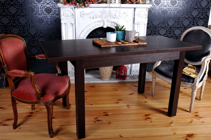 Tisch aus wengefarbenem Holz im Innenraum