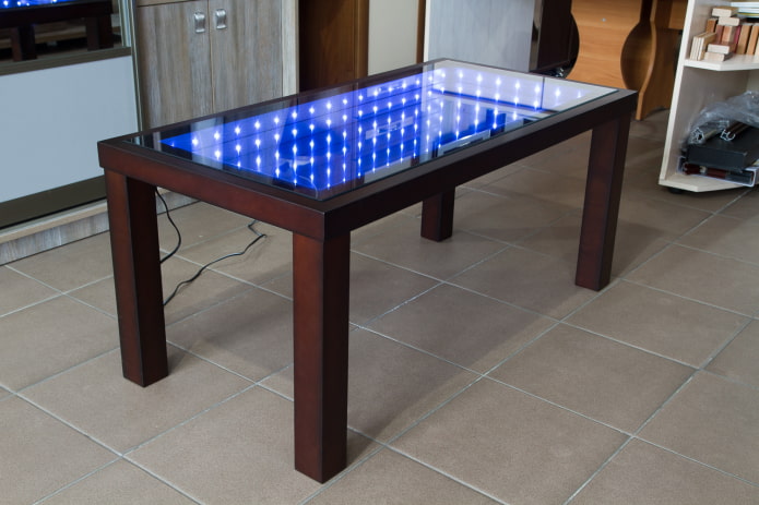 Tisch aus Holz mit Beleuchtung im Innenraum
