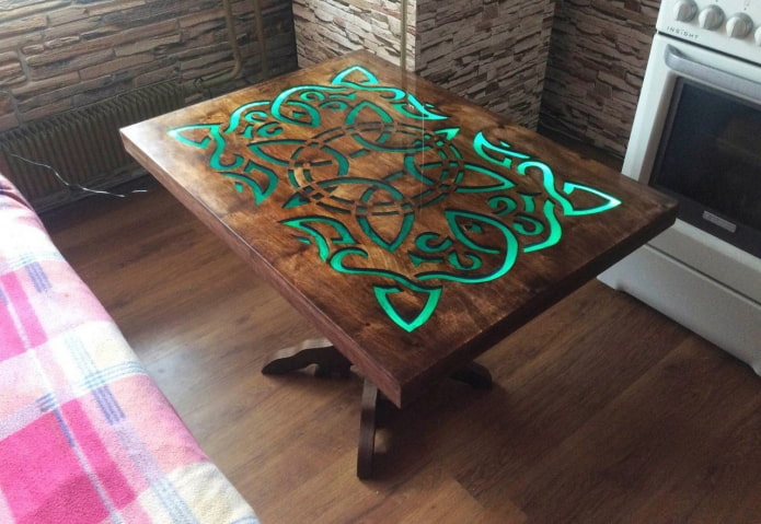 Tisch aus Holz mit Beleuchtung im Innenraum