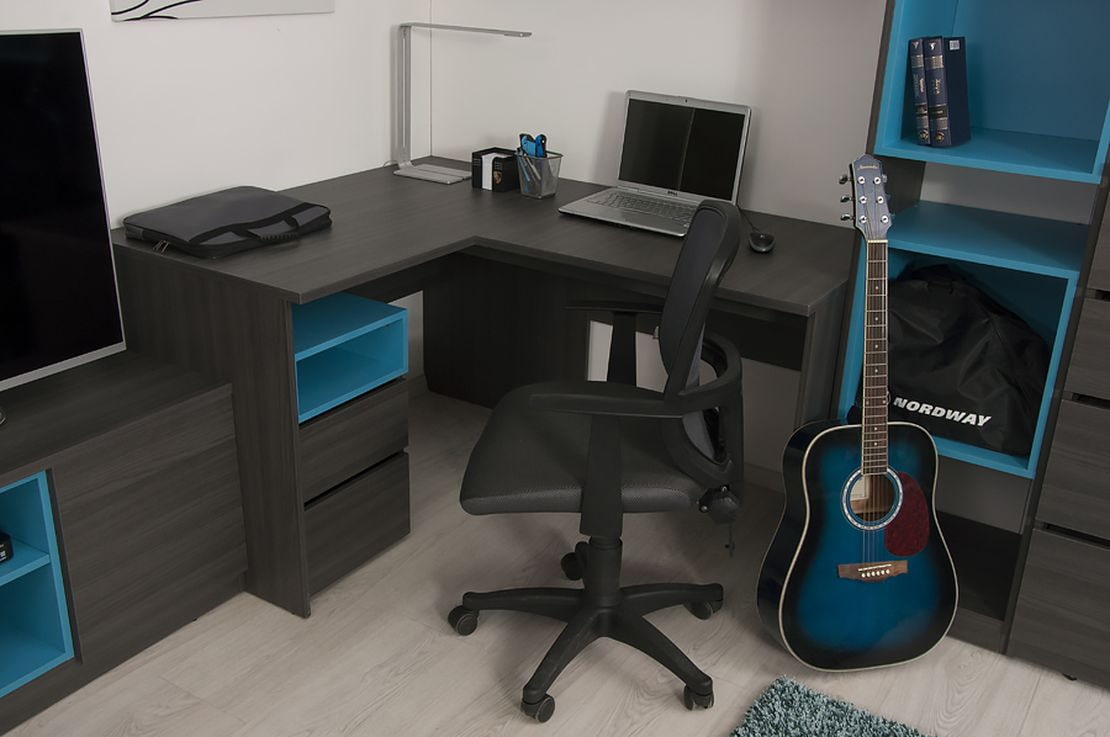 schwarzer Eckcomputertisch mit blauen Akzenten