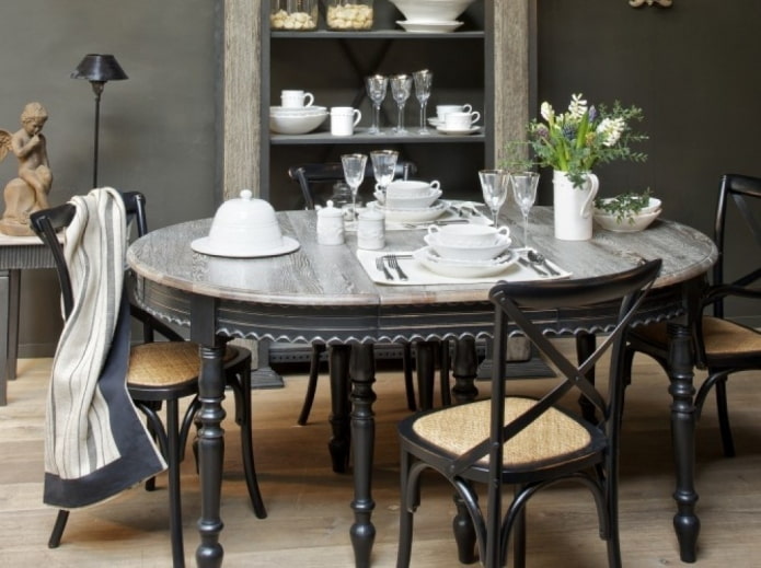 Tisch im klassischen Stil mit hellgrauer Platte