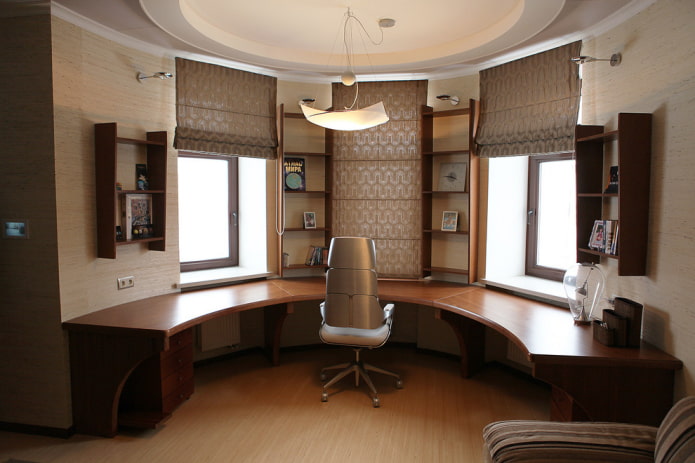 sugarú íróasztal a belső térben