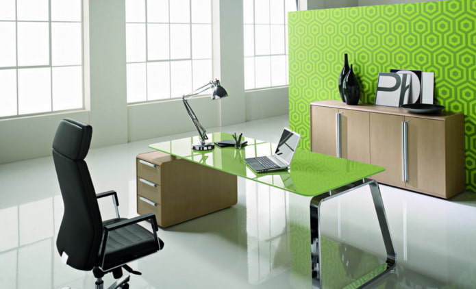 világos zöld íróasztal a belső térben