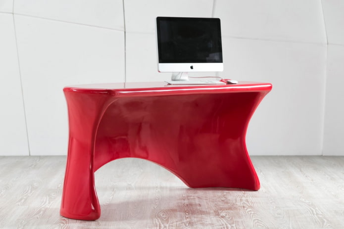 számítógép piros asztal a belső térben