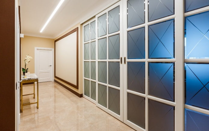fehér ajtók üvegbetéttel a belső térben