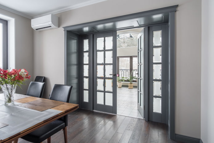 graue Türen mit Glaseinsätzen im Innenraum