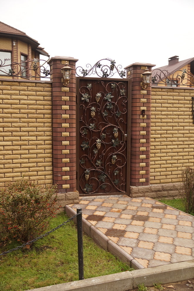 metal gate with forging elements