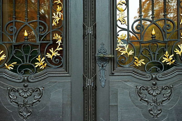 töredéke a bejárati ajtó dekorációjának