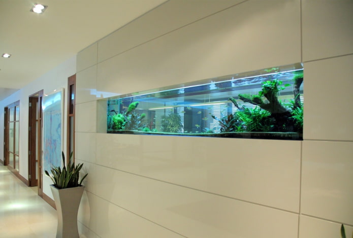 angkop na lugar na may isang aquarium sa interior
