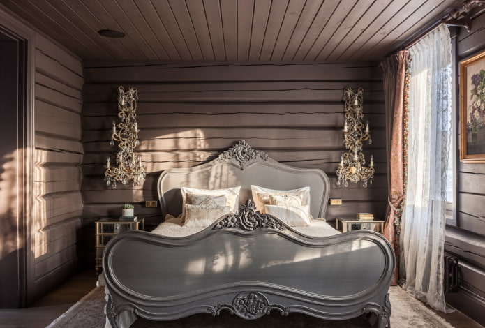 fából készült ágy faragott fejtámlákkal a belső térben