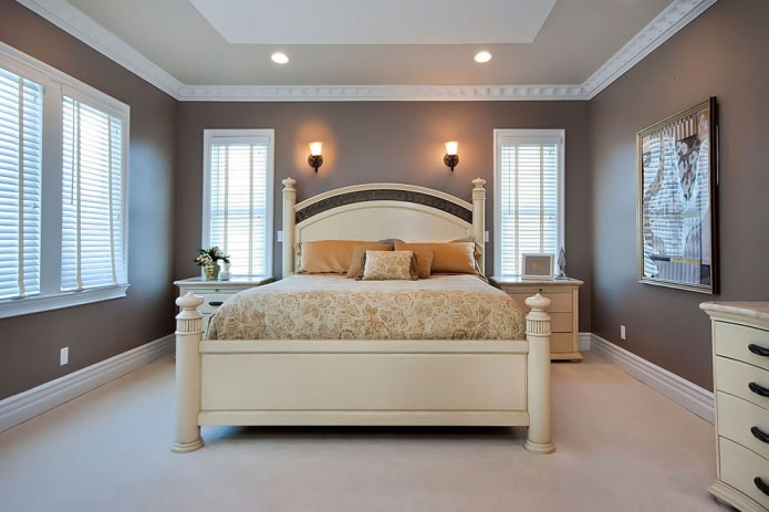 bézs színű fa ágy a belső térben