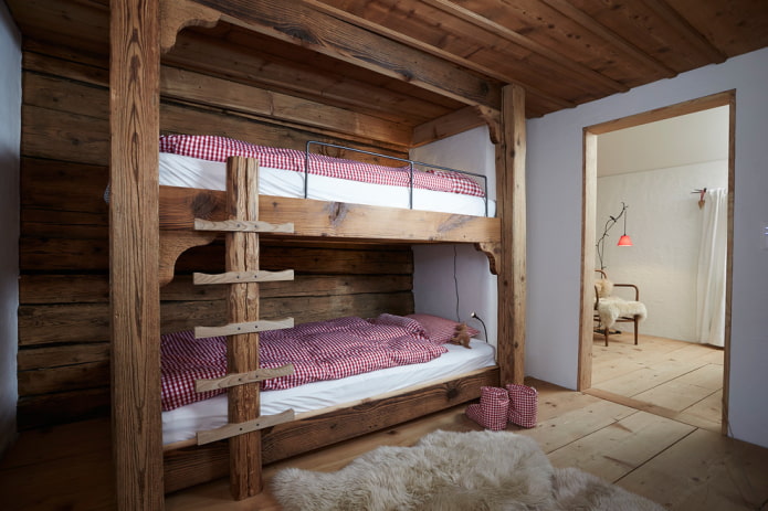 เตียงที่ทำจากไม้ที่ไม่ผ่านการบำบัดในการตกแต่งภายใน