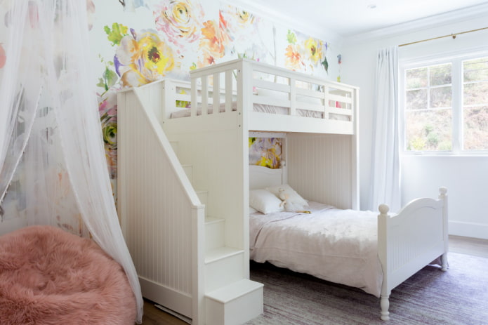 Holzbett im Kinderzimmer für ein Mädchen