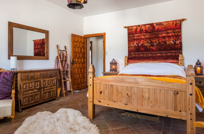 fából készült ágy a belső térben