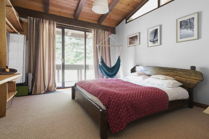 fából készült ágy a hálószobában