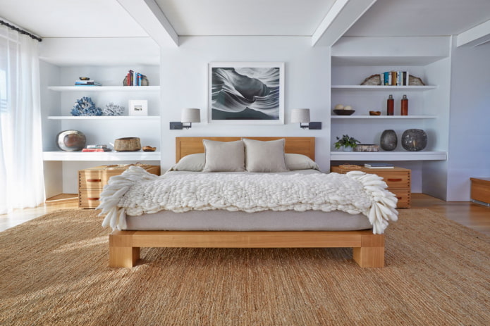 fából készült ágy a belső térben