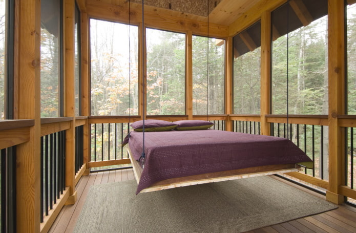 fa téglalap alakú ágy a belső térben