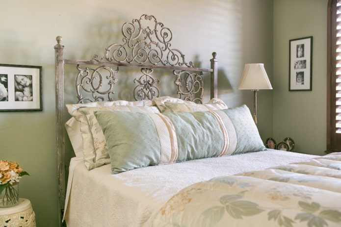 bed with wrought iron with patina in the interior