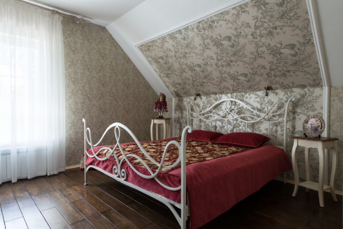 Bett mit Schmiedeeisen im Schlafzimmer im provenzalischen Stil