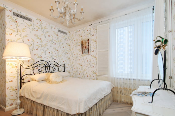Bett mit Schmiedeeisen im Schlafzimmer im Provence-Stil