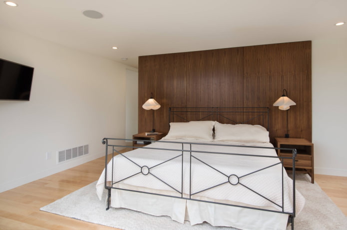 kovácsoltvas ágy a hálószobában, modern stílusban