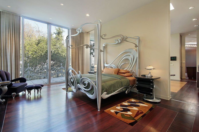 кревет са кованим гвожђем у спаваћој соби у модерном стилу