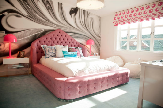 Bett mit rosa Kopfteil im Innenraum