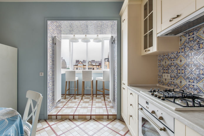 Gestaltung der Öffnung im Inneren der Küche kombiniert mit der Loggia