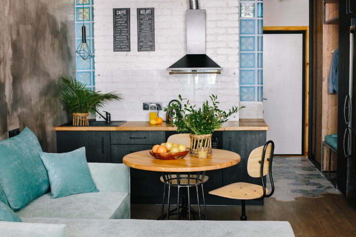 округли сто у кухињи у стилу поткровља