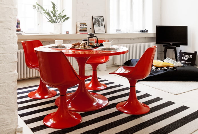 округли црвени сто у унутрашњости кухиње-дневне собе