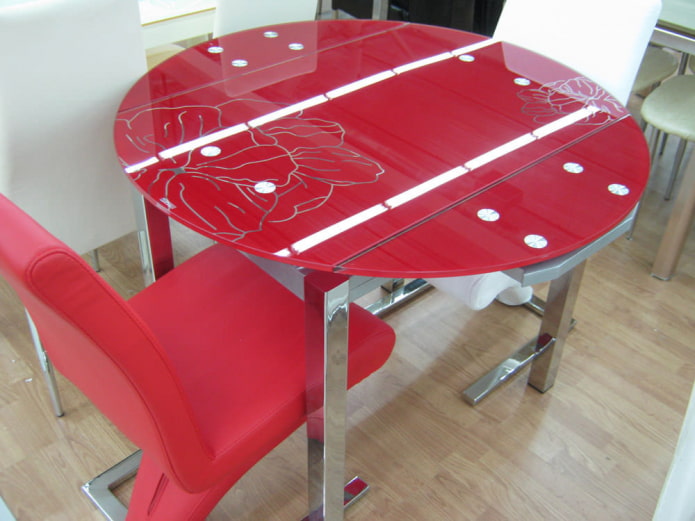 rote Tischplatte am Tisch