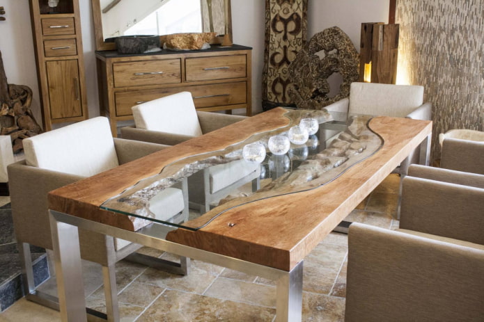 Tisch aus Glas und Holz