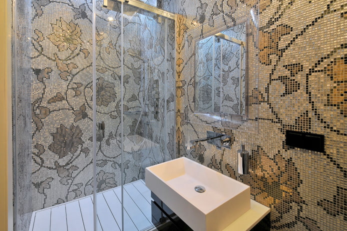 murang kayumanggi mosaic sa loob ng banyo