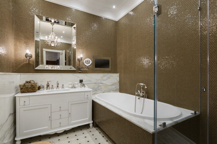 barna mozaik a fürdőszoba belsejében