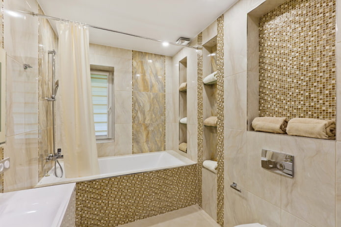 mozaik a fürdőszoba képernyőjén a belső térben