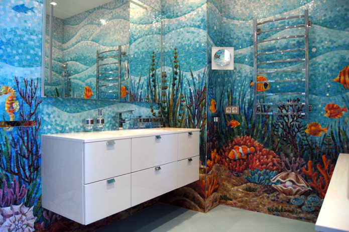 Mosaik mit Muster im Inneren des Badezimmers