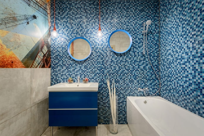 kék mozaik a fürdőszoba belsejében